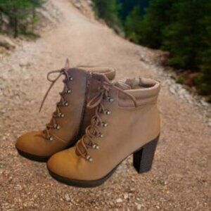 Andiamo Ankle Boots in Light Brown with Dark Heels in Size 7M